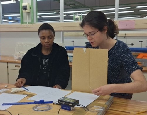 Nondumiso Diamini and Elisabeth Meusert discussing quantum optical experiments